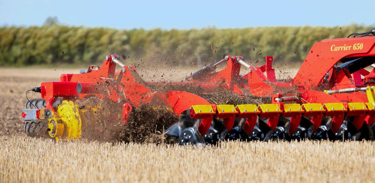 Le d&#xE9;chaumage tr&#xE8;s superficiel favorise la germination des graines et m&#xE9;lange les r&#xE9;sidus &#xE0; la terre fine.&#xA0;