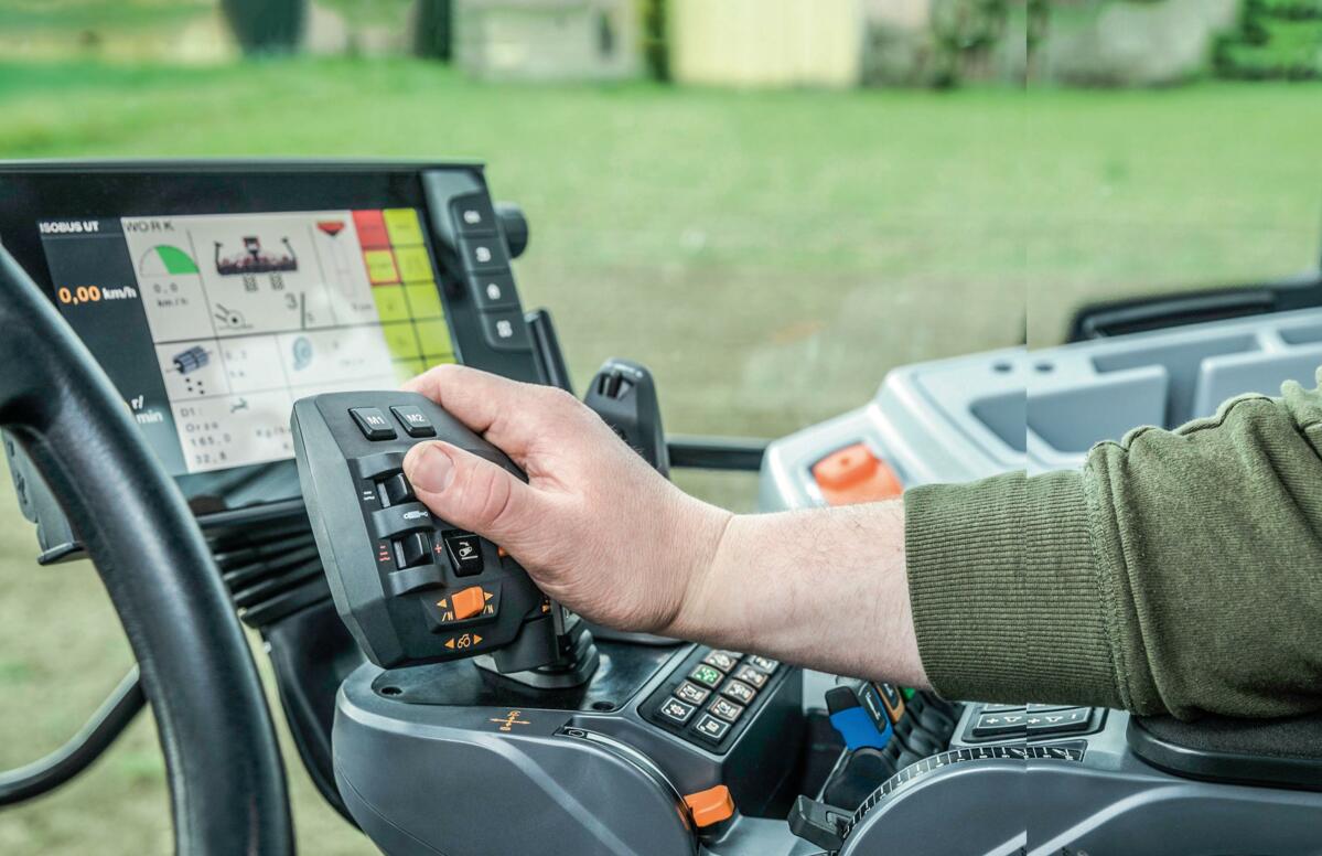 Le nouvel accoudoir Smart Touch disposant de toutes les commandes int&#xE9;gr&#xE9;es, &#xE9;cran tactile, levier multifonctions et joystick.