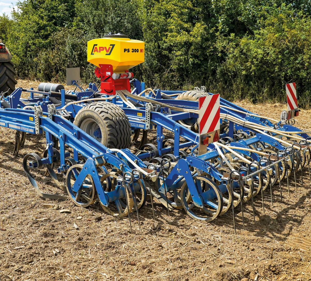 Un semoir pneumatique répartit la semence régulièrement sur toute la largeur. 