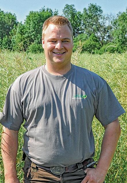 Marc Gr&#xFC;ter vor seiner Lieblingskultur Raps.&#xA0;