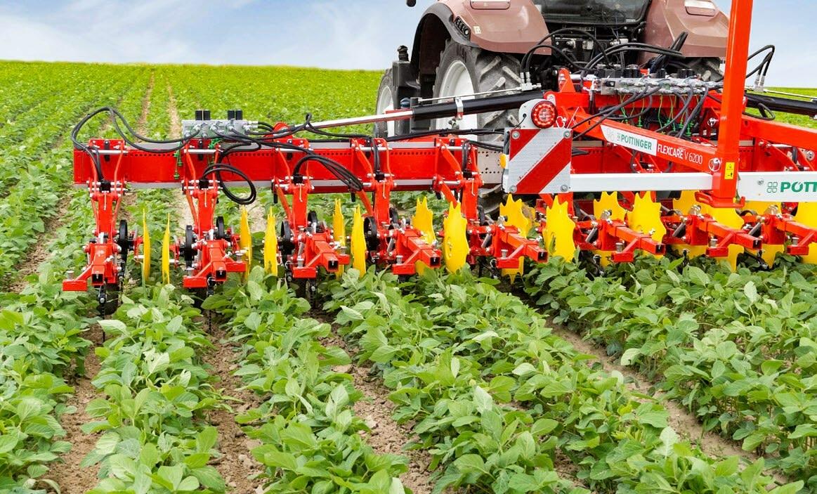 La suspension en parallélogramme des éléments de travail améliore l’adaptation au sol de la Flexcare.