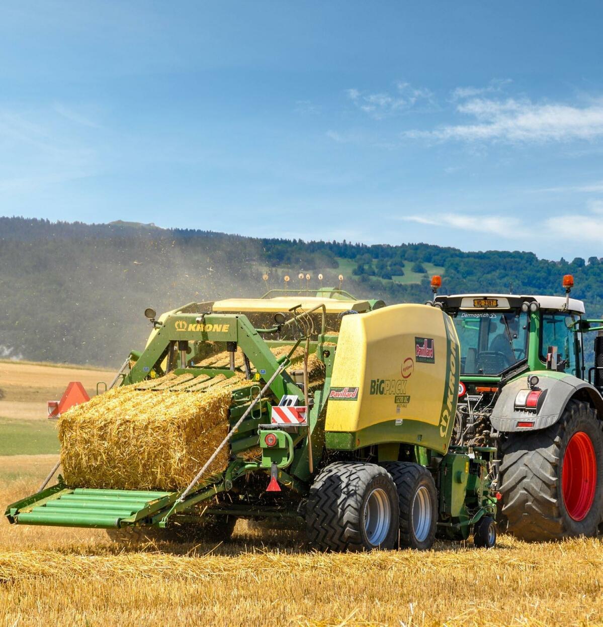 Die BiG Pack 1270 XC Multi-bale Presse von Krone erm&#xF6;glicht es, bis neun Ballen zu einem einzigen Standardballen zu binden.