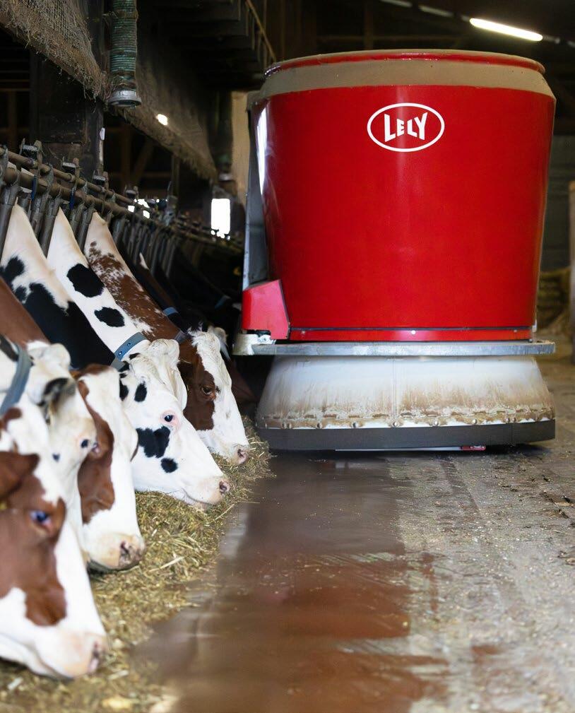 Quand la technologie simplifie la t&#xE2;che : le Vector s&#x2019;occupe tout seul de distribuer, pousser et m&#xE9;langer la ration.