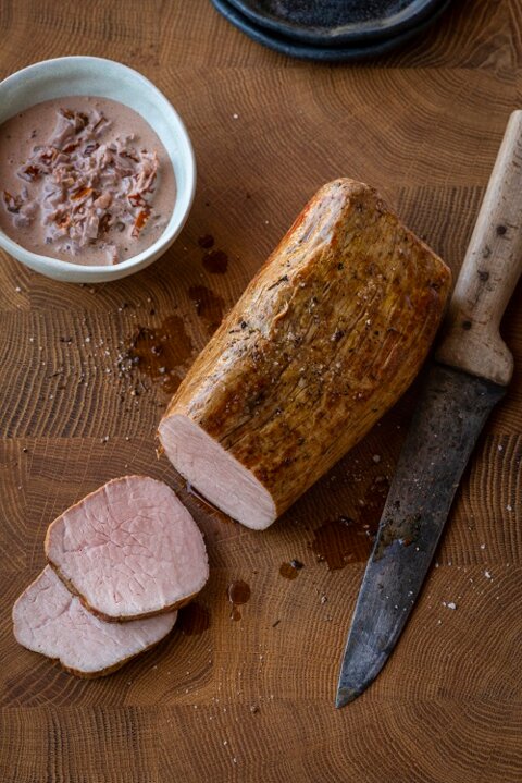 Rôti de veau à la crème et au vin rouge avec tomates séchées