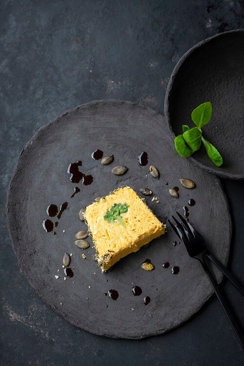 Kürbis- Broccoli-Terrine mit Nüsslisalat