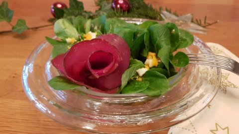 Doucette avec roses de viande séchée