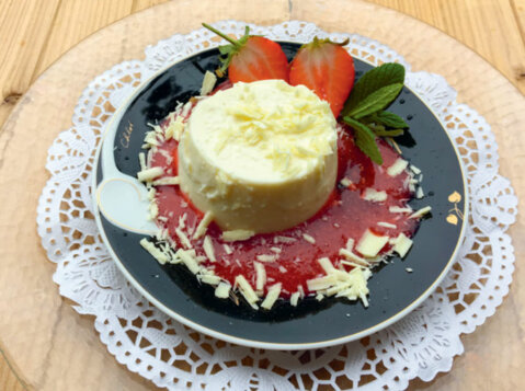 Panna cotta avec du chocolat blanc et son purée de fraises