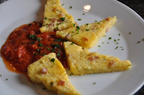 Tranches de polenta à la sauce tomate