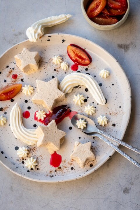 Parfait à la cannelle avec pruneaux chauds et meringues