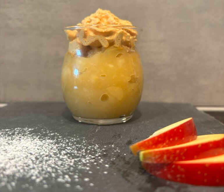 Dés de pommes caramélisés au miel et chantilly de raisinée