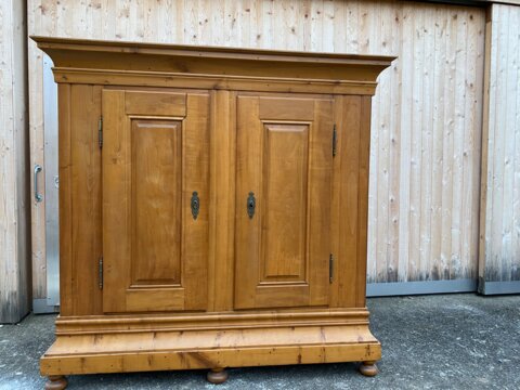 240-jähriger, doppeltüriger Kirschbaumschrank