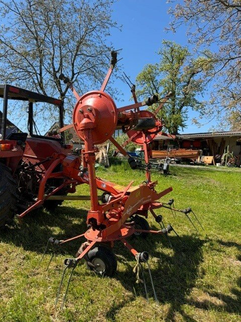 Dreiteiliger Kreiselheuer Kuhn zu verkaufen