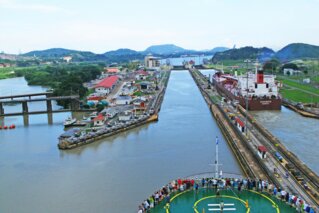 02 Lead_Panama_Passage_Blick__Mirafl_Schleuse_Bilderstock2