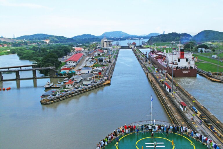 02 Lead_Panama_Passage_Blick__Mirafl_Schleuse_Bilderstock2