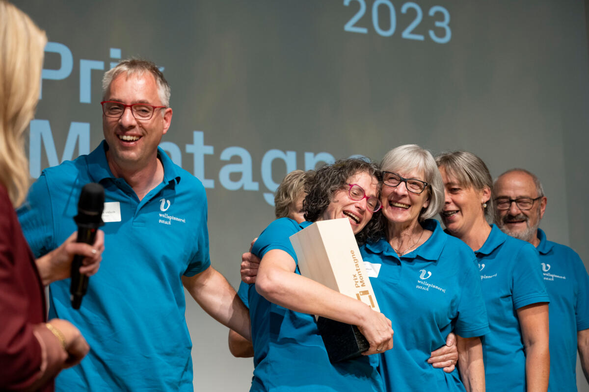 Grosse Emotionen: Familie Vetsch freut sich zusammen mit ihrem Team über den Gewinn des Prix Montagne 2023.