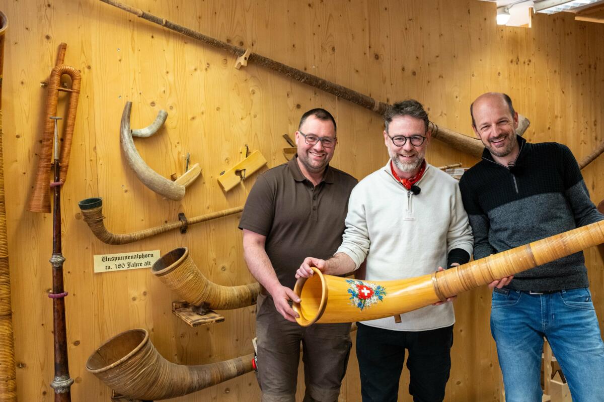 In der ersten Episode besuchen Nik Hartmann (Mitte) und Kurt Zgraggen (rechts) den Alphornbauer Heinz Tschiemer in Habkern im Berner Oberland.