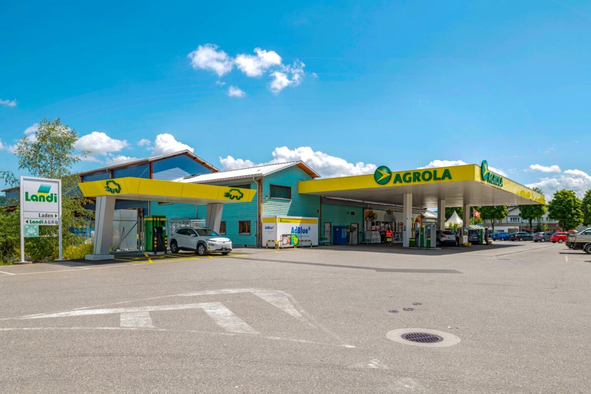 AGROLA Tankstelle mit E-Mob Ladestation in Worb.