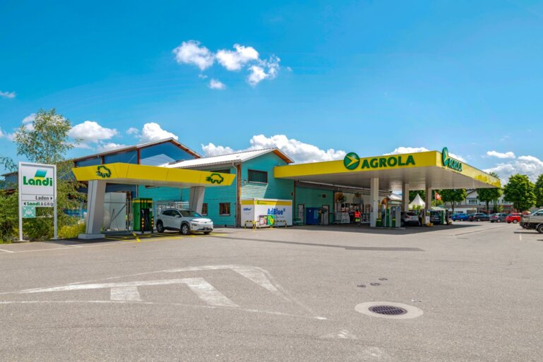 AGROLA Tankstelle mit E-Mob Ladestation in Worb.