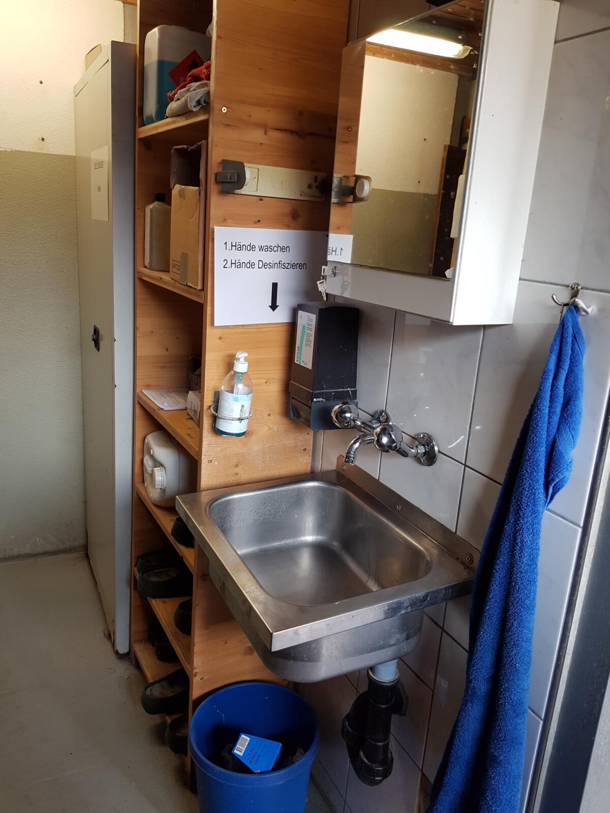 Eine Handwasch- und Desinfektionsmöglichkeit gehört auch zur Hygieneschleuse.