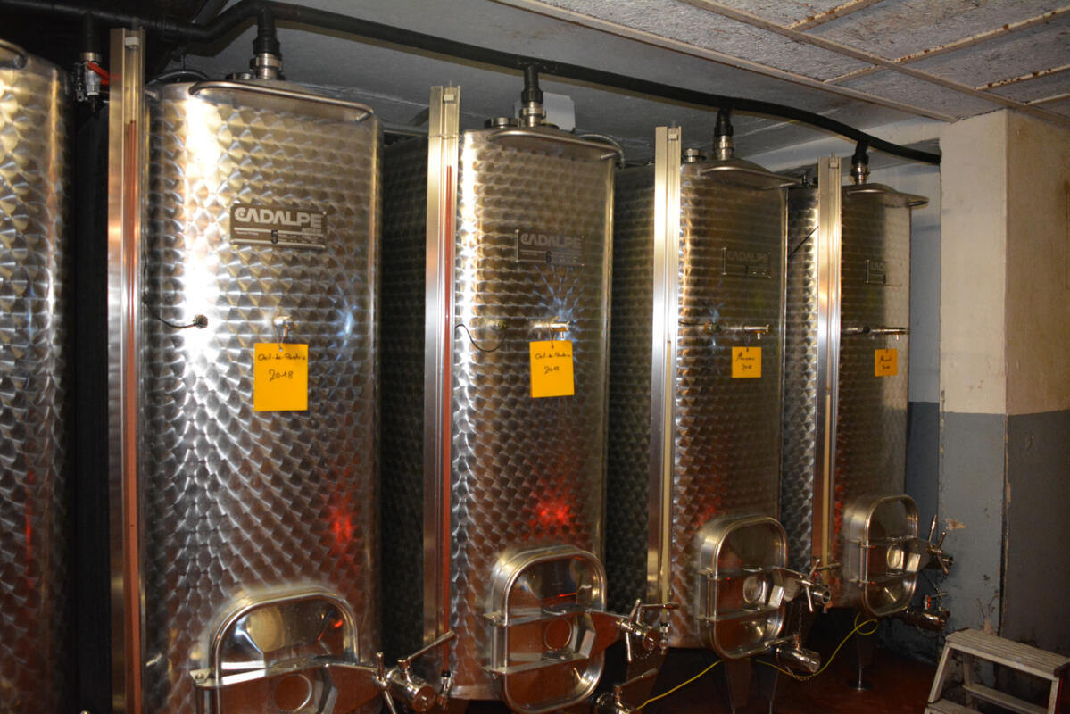 Installation de captageà la source sur une batterie de cuves inox.