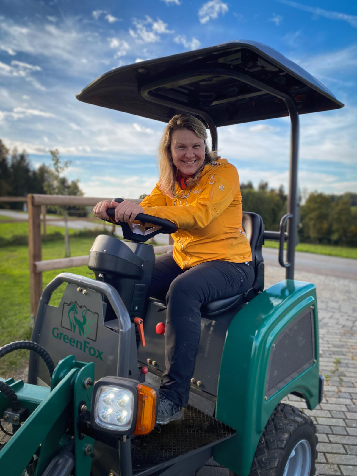 Dank Förderbeitrag günstiger zu einem E-Hoflader