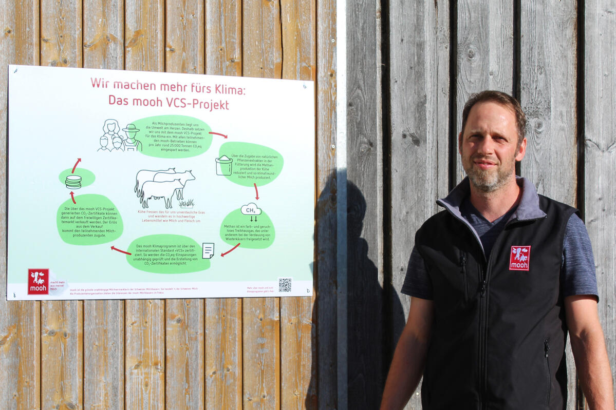 Grâce au panneau d'information schématique, Thomas Aregger peut montrer aux consommateurs ce qu'il fait en plus en faveur du climat.