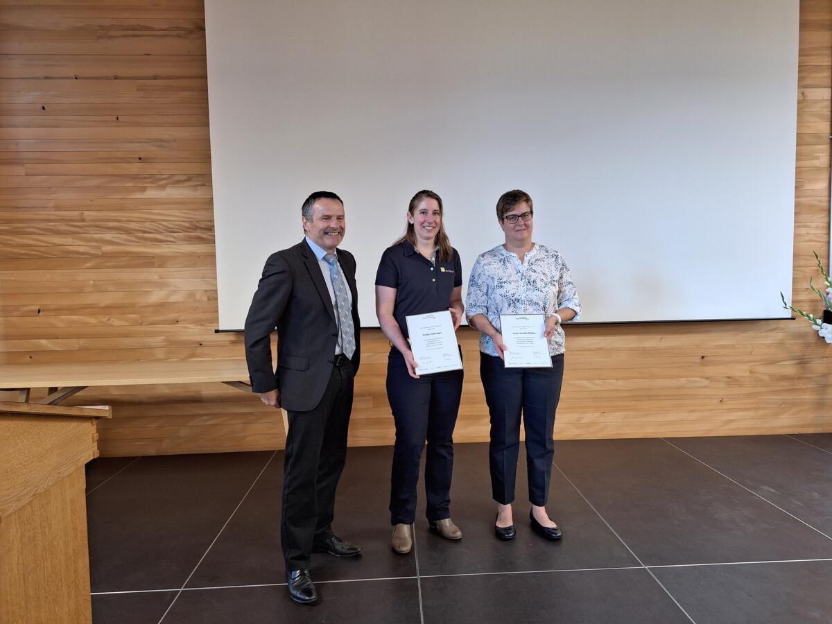 Urs Schneider, Vizepräsident Agrarmedien AG, übergab den Agrarmedienpreis an Priska Zellweger, Meisterlandwirtin mit Abschluss 5.9 und an Anita Gstöhl,...
