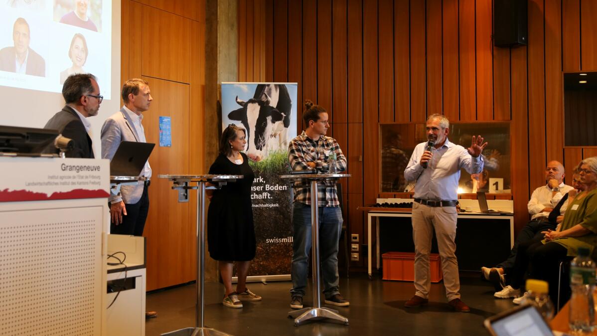 Milchforum-Podium unter der Leitung von Grégoire Nappey mit Matthew Robin, Babette Sigg Frank, Nicolas Berger und Luc Mirabito. 