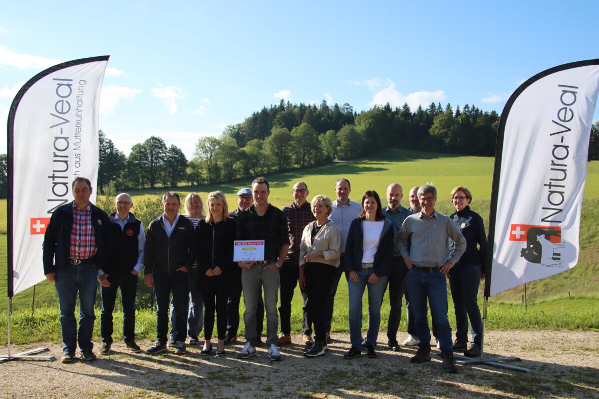 Les représentants de Coop, Bell, Vianco, Viegut et Vache mère Suisse fêtent avec Thierry Kämpf cette belle étape.