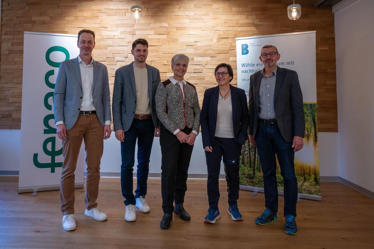 Signature du contrat entre fenaco et la HESB-HAFL le 29 janvier 2025: Markus Hämmerli et Michael Feitknecht de la fenaco avec Ute Seeling, Ursula Ketzsc...