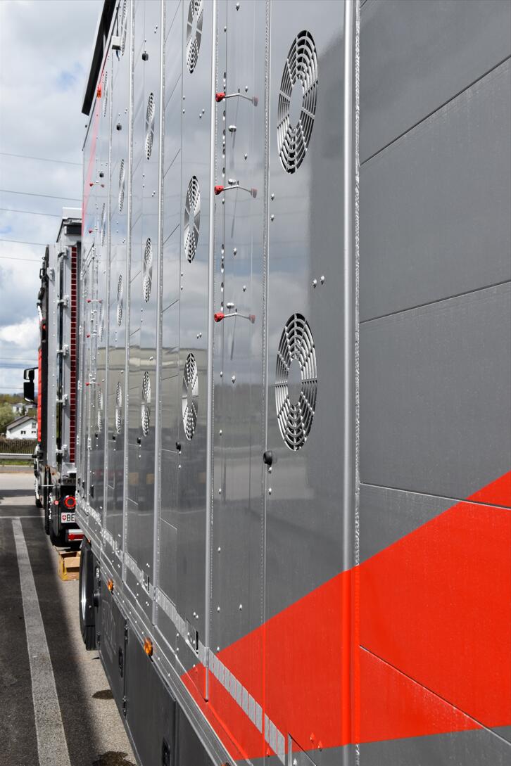 Die Belüftung von aussen. Auf der linken Seite wird Frischluft angesaugt, und auf der rechten Seite wird sie von innen nach aussen abgezogen.