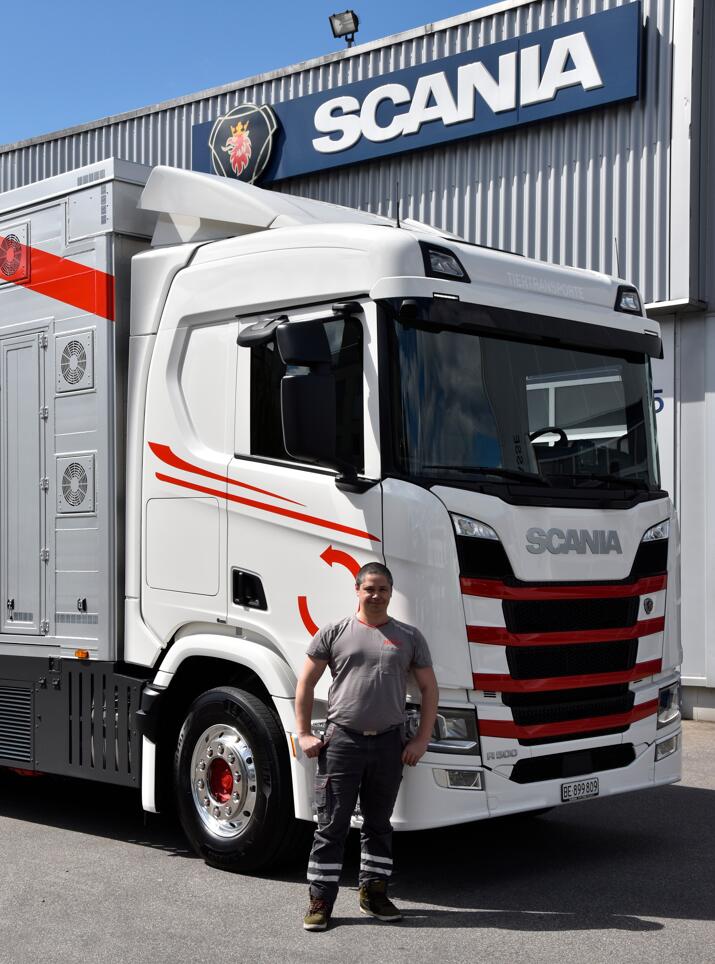 José - der Chauffeur des neuen Fahrzeuges.