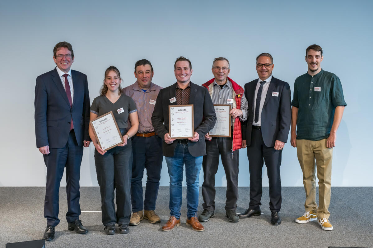 Die Gewinner der bäuerlichen Innovationen flankiert von (von links) Bundesrat Albert Rösti, Präsident des Messebeitrats Meinrad Pfister und Moderator Li...