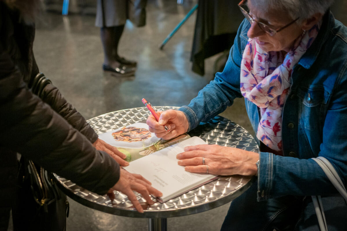 Die Bücher werden fleissig signiert