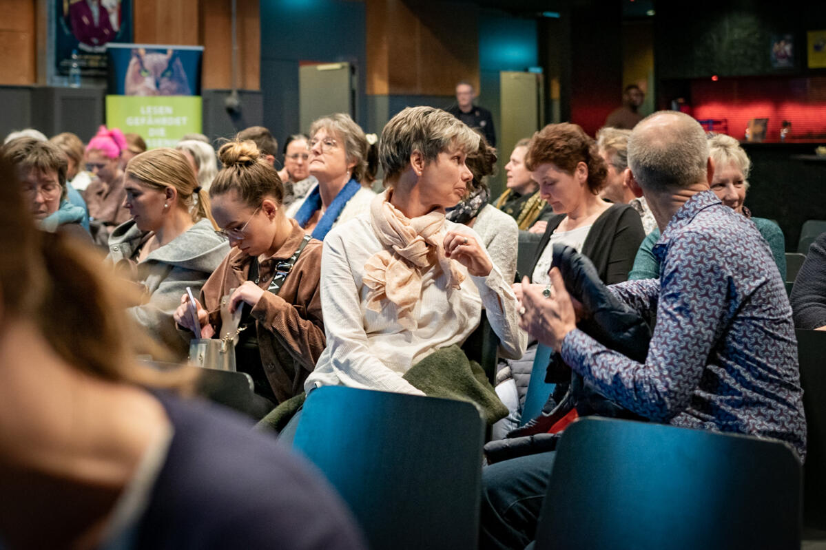 Die Gäste nehmen die Plätze ein