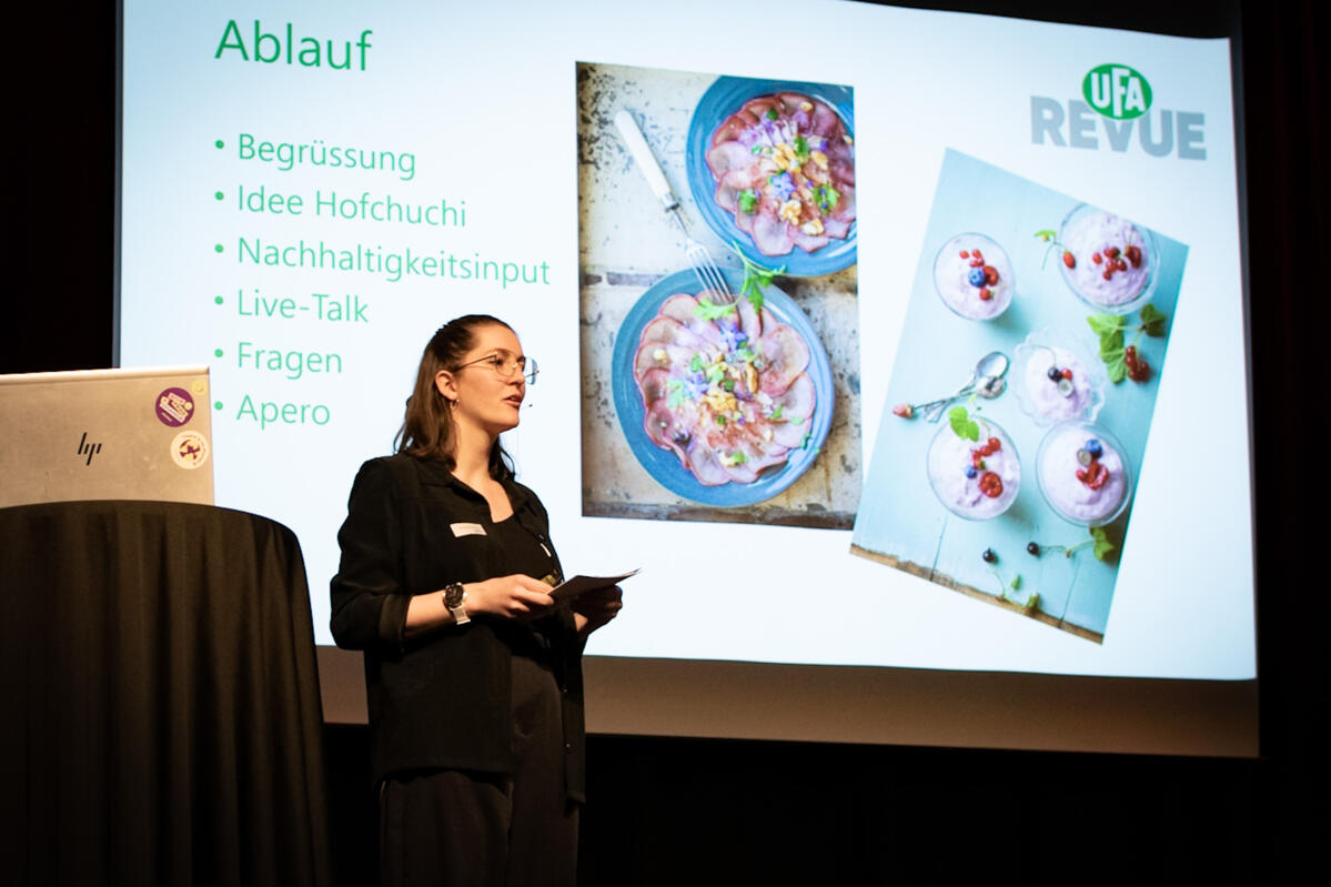 Luana Werdenberg, Community Managerin der UFA-Revue, moderiert den Abend