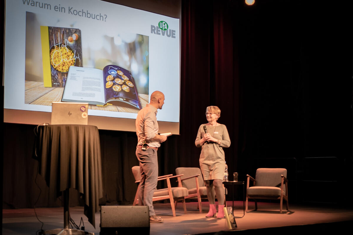 Chefredaktor Markus Röösli und die pensionierte Mitarbeiterin Anne-Marie Trümpi erzählen die Entstehungsgeschichte des Kochbuchs