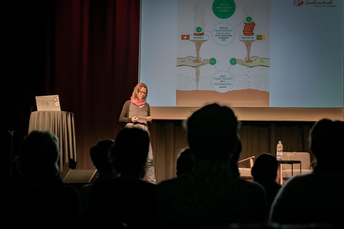 Anne-Kathrin Jezler von foodwaste.ch hält einen Vortrag zu Lebensmittelverschwendung