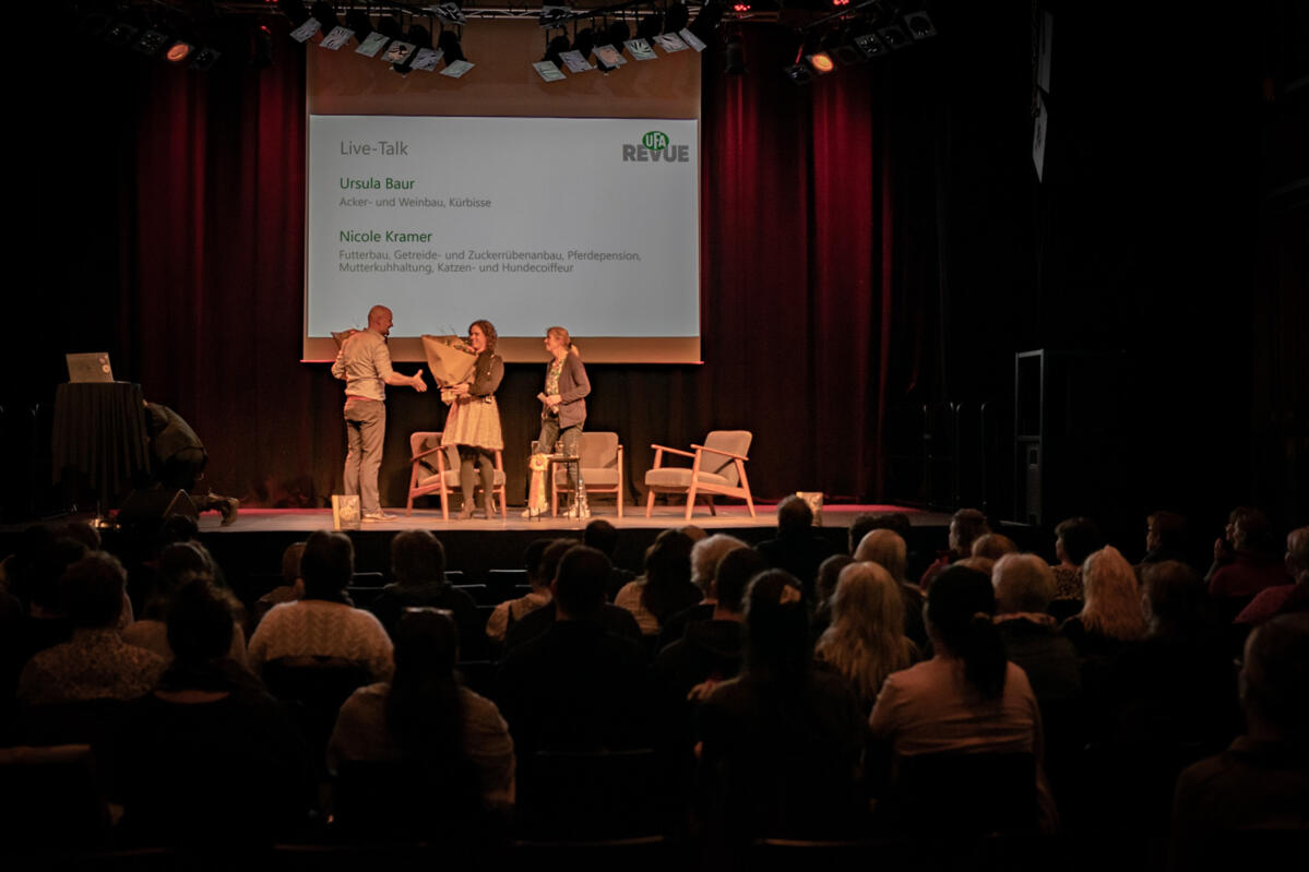 Markus Röösli überreicht Nicole Kramer und Ursula Baur Blumensträusse