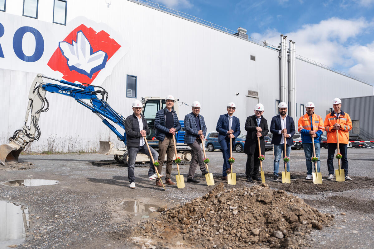 Den ersten Spatenstich für das Kompetenzzentrum Fleischwaren setzten (v. l. n. r.) Reto Suhner (SPAR Handels AG), Christian Schär (Schlachtbetrieb St. G...