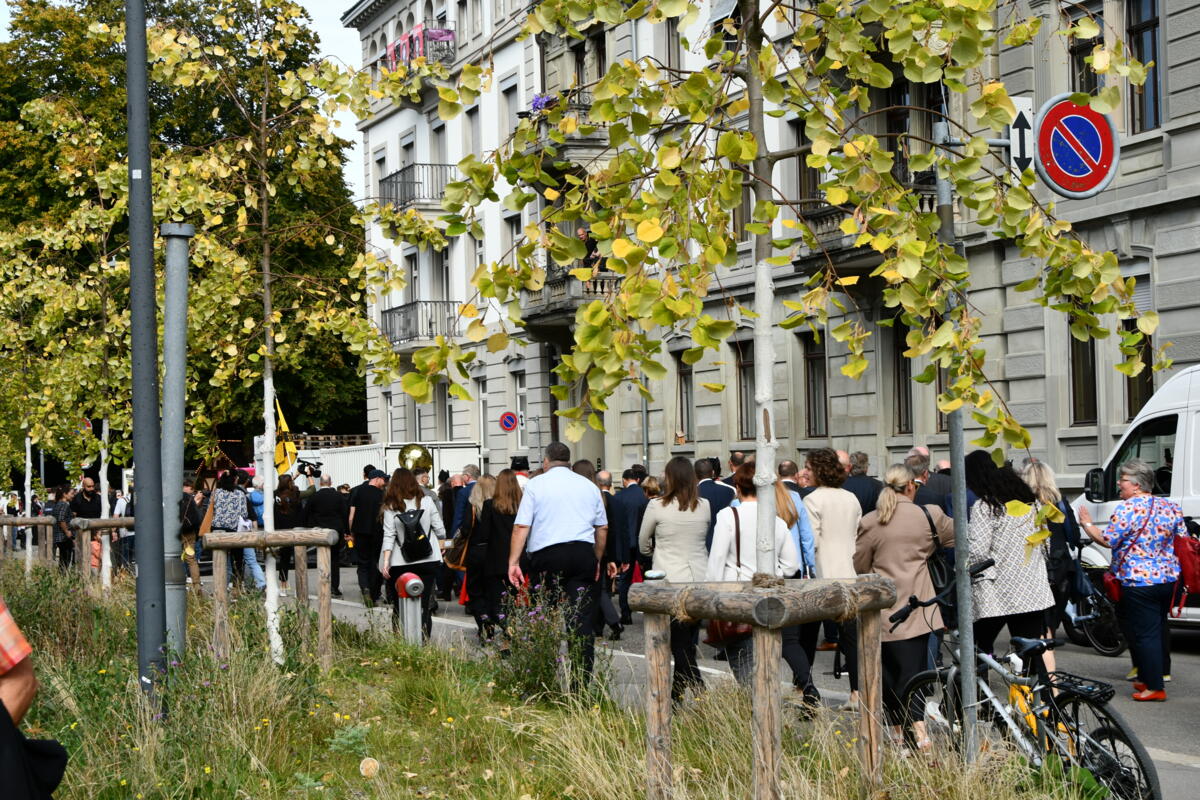 Die Anwesenden der Eröffnungsfeier machen sich auf den Weg zum Messegelände.