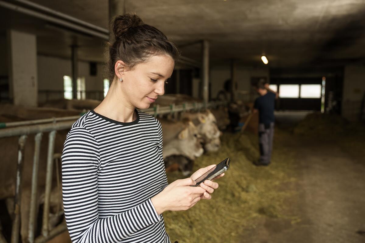 Das Smartphone trägt man auch bei der Arbeit meist bei sich. So kann man sich schnell einmal einloggen, um die Medgate-App zu nutzen. (©ChristianMeier.p...