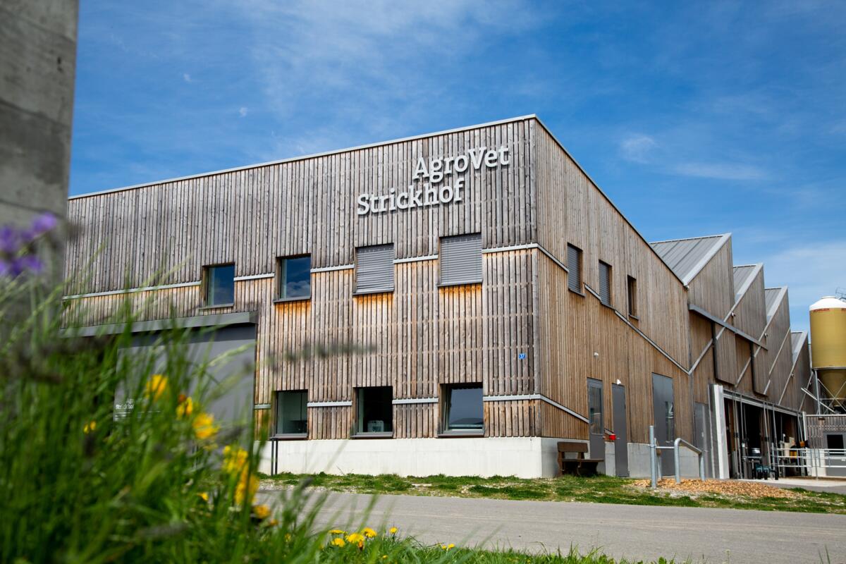 Das seit 2018 operative Bildungs- und Forschungszentrum AgroVet-Strickhof ist eine Kooperation von Strickhof, Universität Zürich und ETH Zürich.