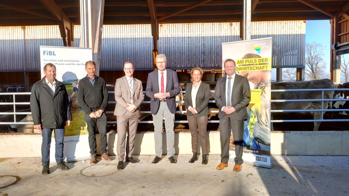 Der Arenenberg und das FiBL wollen innovative Bioberatung gemeinsam voranbringen. (v.l.n.r.): Christian Eggenberger (Arenenberg), Hansueli Dierauer (FiB...