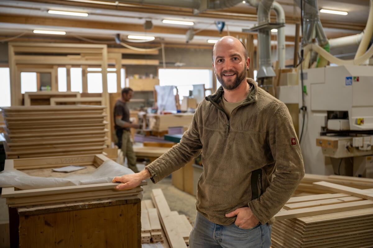 Yves Bernard dans la cabine de sciage de son entreprise à Sonvilier. Quelques clics suffisent et l'ordinateur commande le sciage de l'ensemble du tronc.