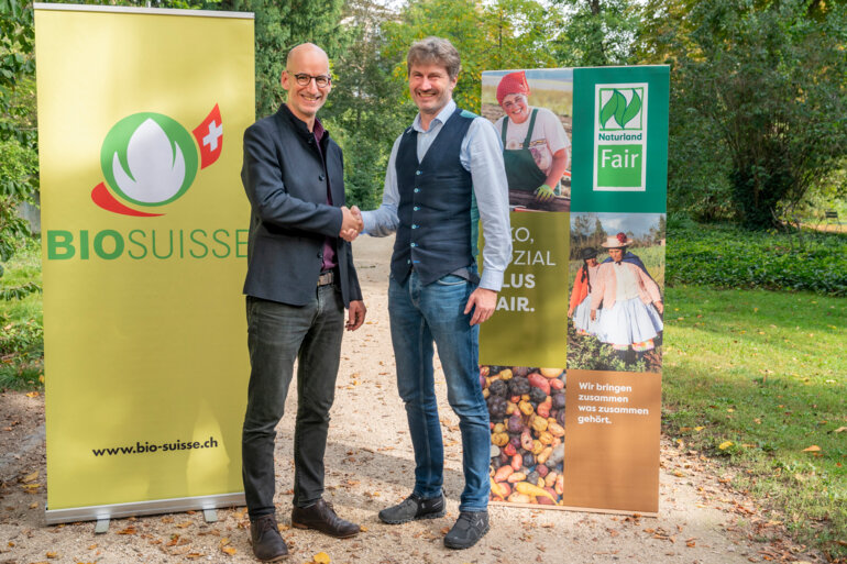 Balz Strasser (Bio Suisse, links) und Steffen Reese (Naturland)_Shake Hands