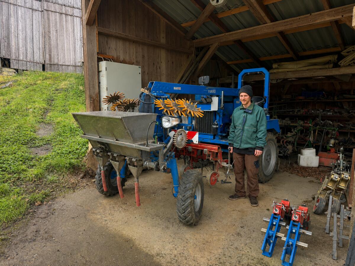 Les cultures spéciales exigent une vision entrepreneuriale à long terme et des équipements adaptés. Beat Hofer dans le hangar à machines, devant sa bine...