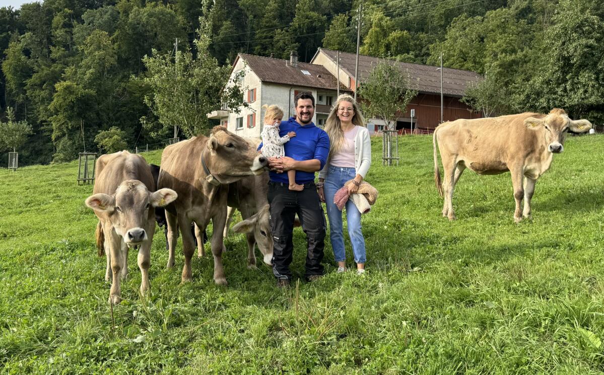 Jann et Aline Deflorin-Tüfer avec leur fille Maily au Leimbihof à Zurich. L’exploitation en fermage, qui appartient à la ville, respecte le Cahier des c...