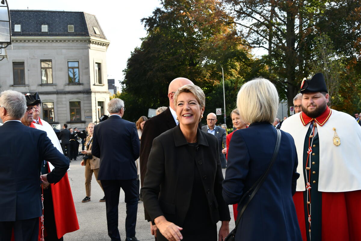 Karin Keller-Sutter wird als Ehrengast des Bundesrats begrüsst