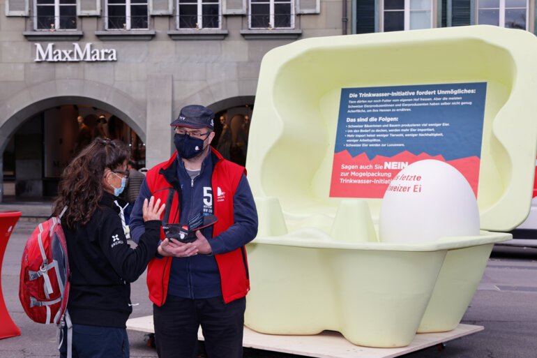 Berner_Eierproduzenten_verteilen_die_letzten_Schweizer_Eier